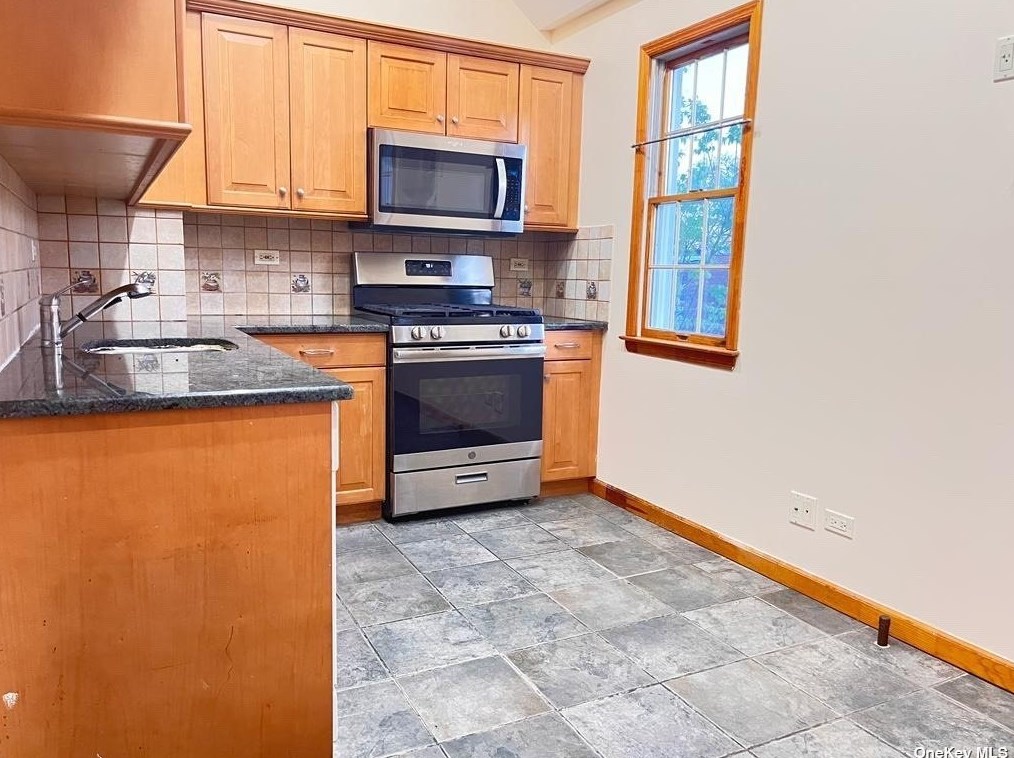 89-14 210th St #2, Jamaica, NY 11427