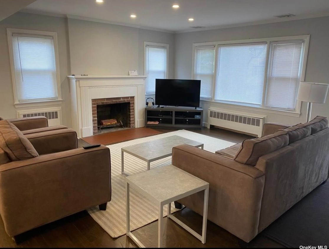 73 Chestnut St, Lynbrook NY  11563-1838 exterior