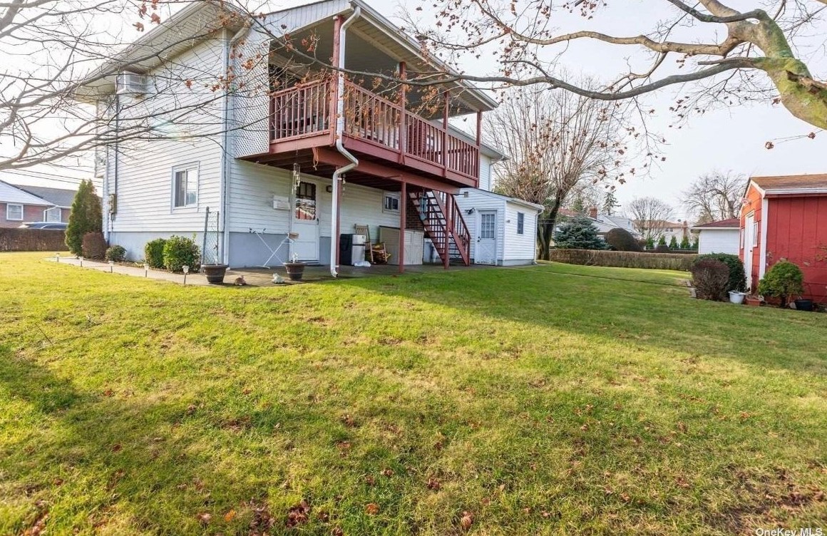 338 4th St, North Lindenhurst, NY 11757