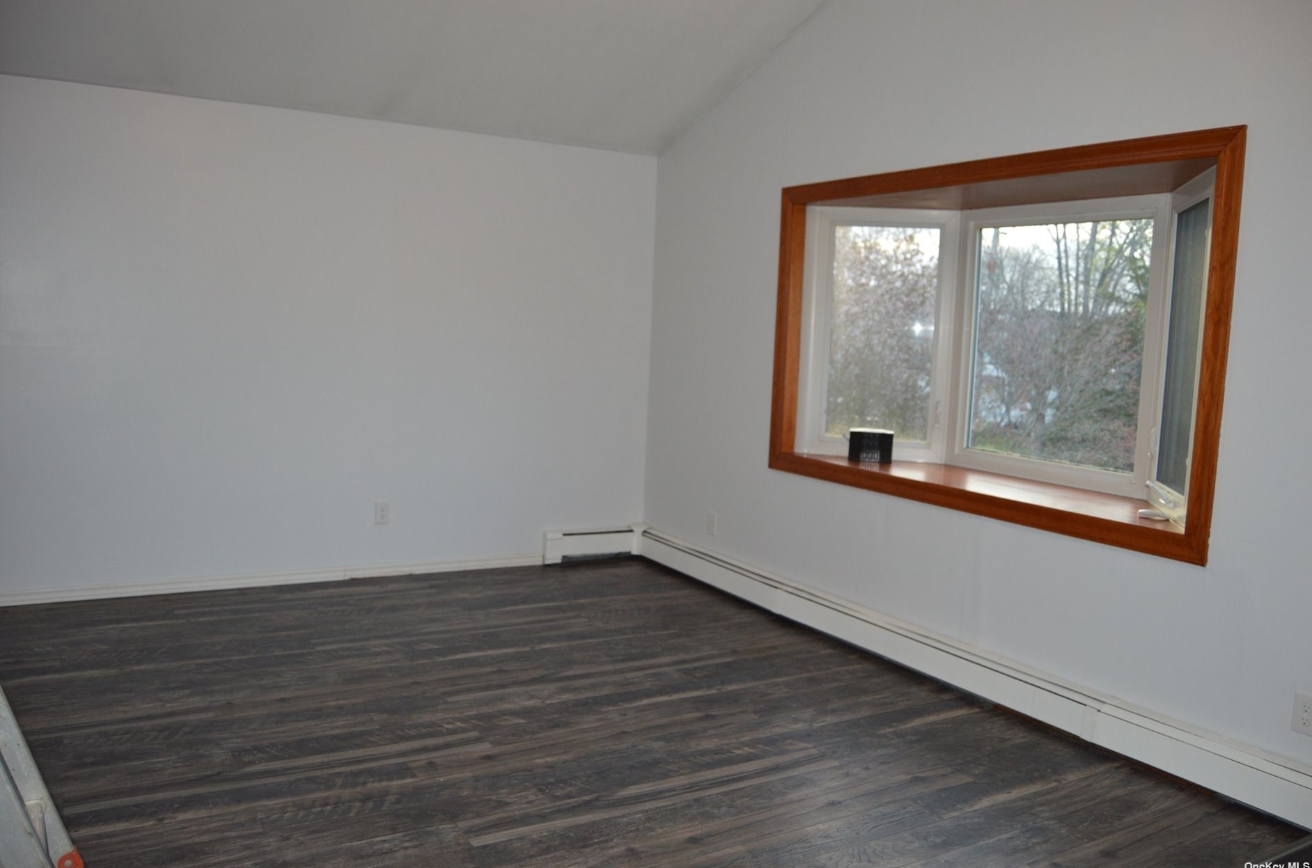 16 W Birch St, Islip Manor, NY 11751