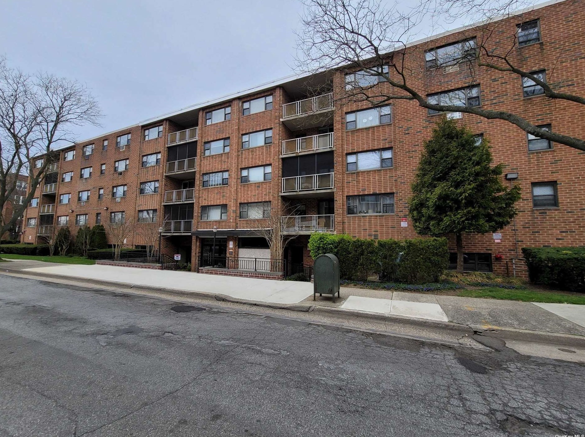 100 Clinton Ave #2k, Garden City, NY 11501