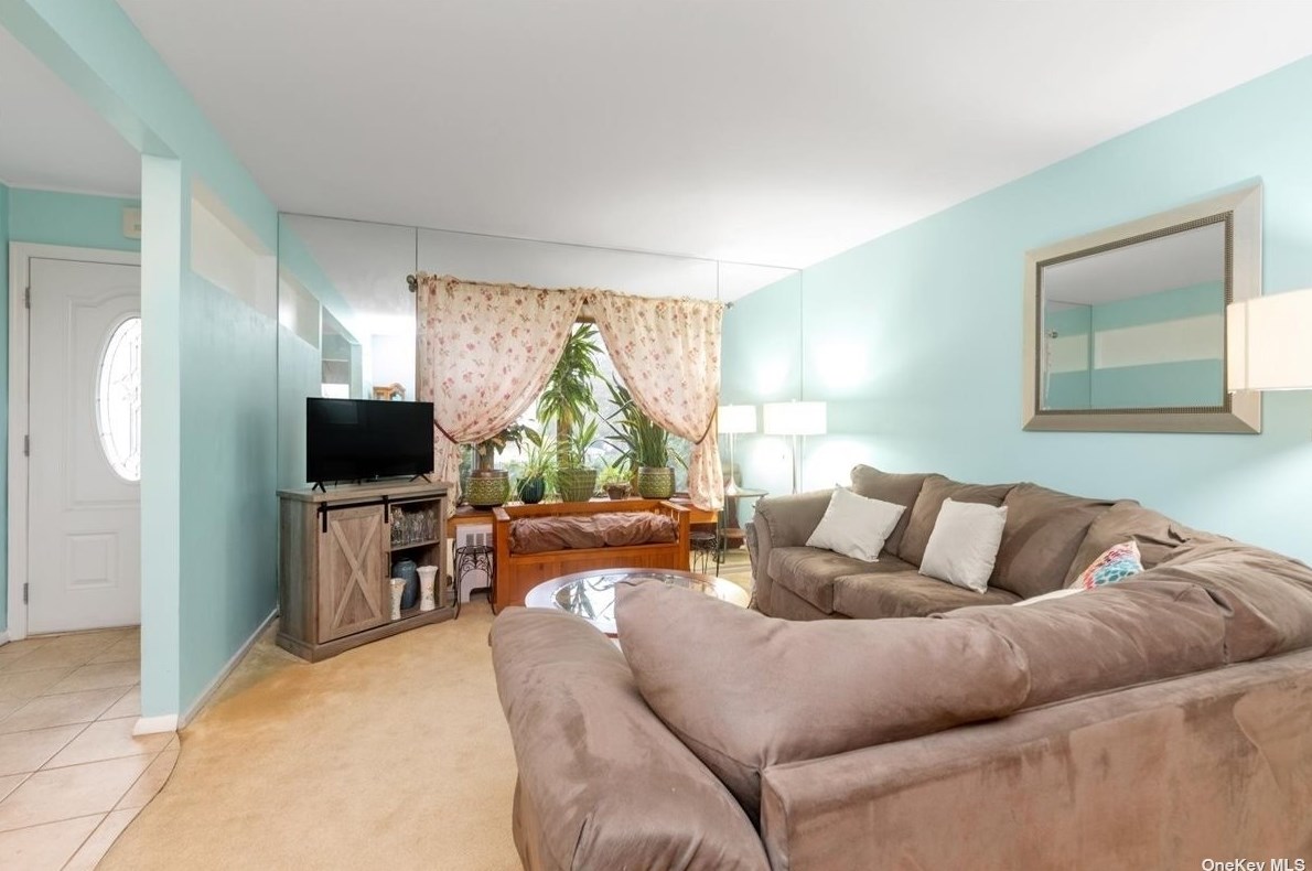3 Netto Ln, Hicksville, NY 11803