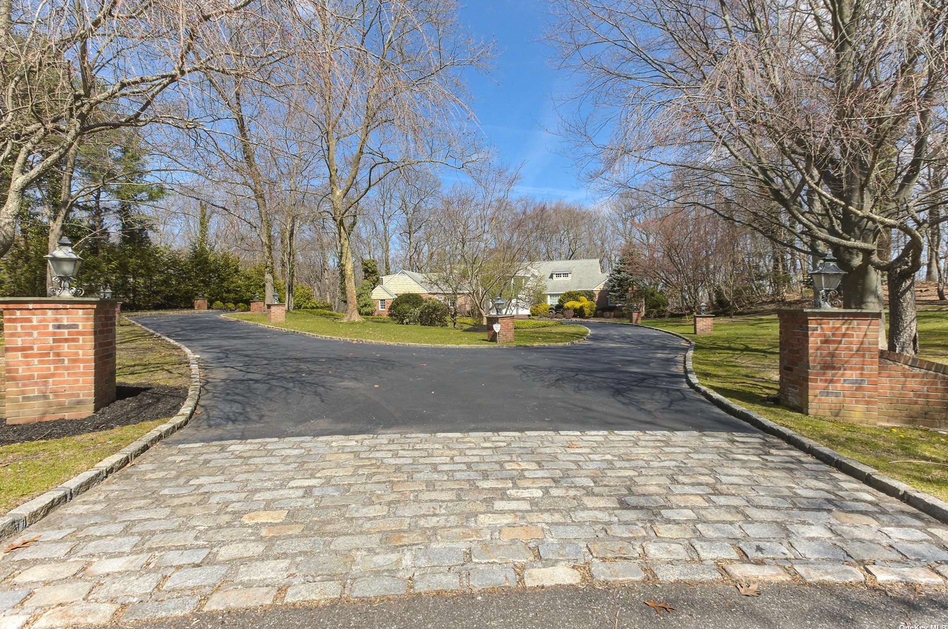 17 Wellington Dr, Stonybrook, NY 11790-2020