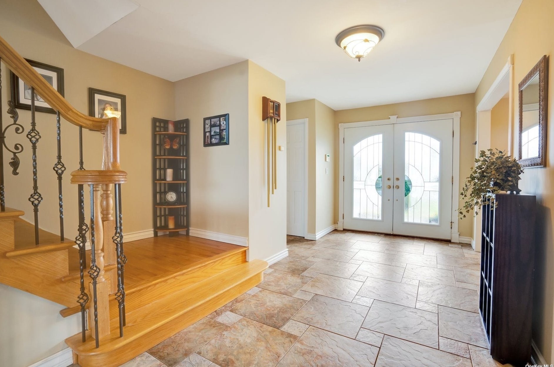 16 Skipper Dr, West Islip, NY 11795