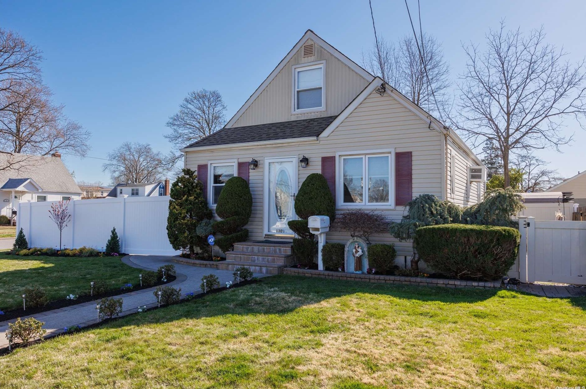 130 New York Ave, Hempstead, NY 11552-1323
