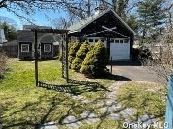 17 Summit Ave, Canaan Lake, NY 11772-2224