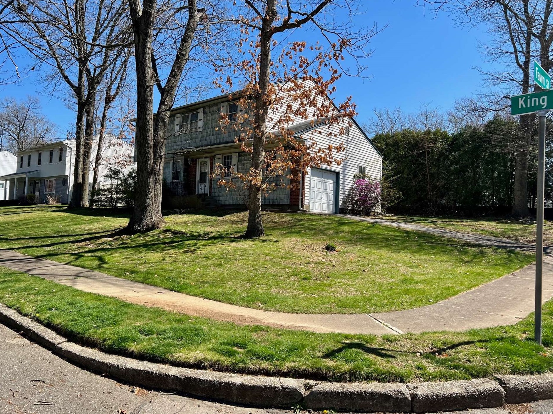 19 King Ave, Huntington Station, NY 11747