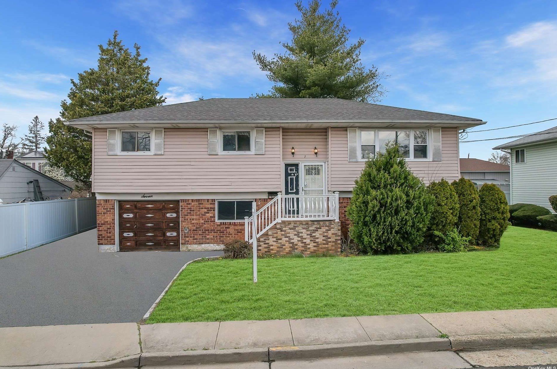 7 Gertrude St, Hempstead, NY 11550-2906