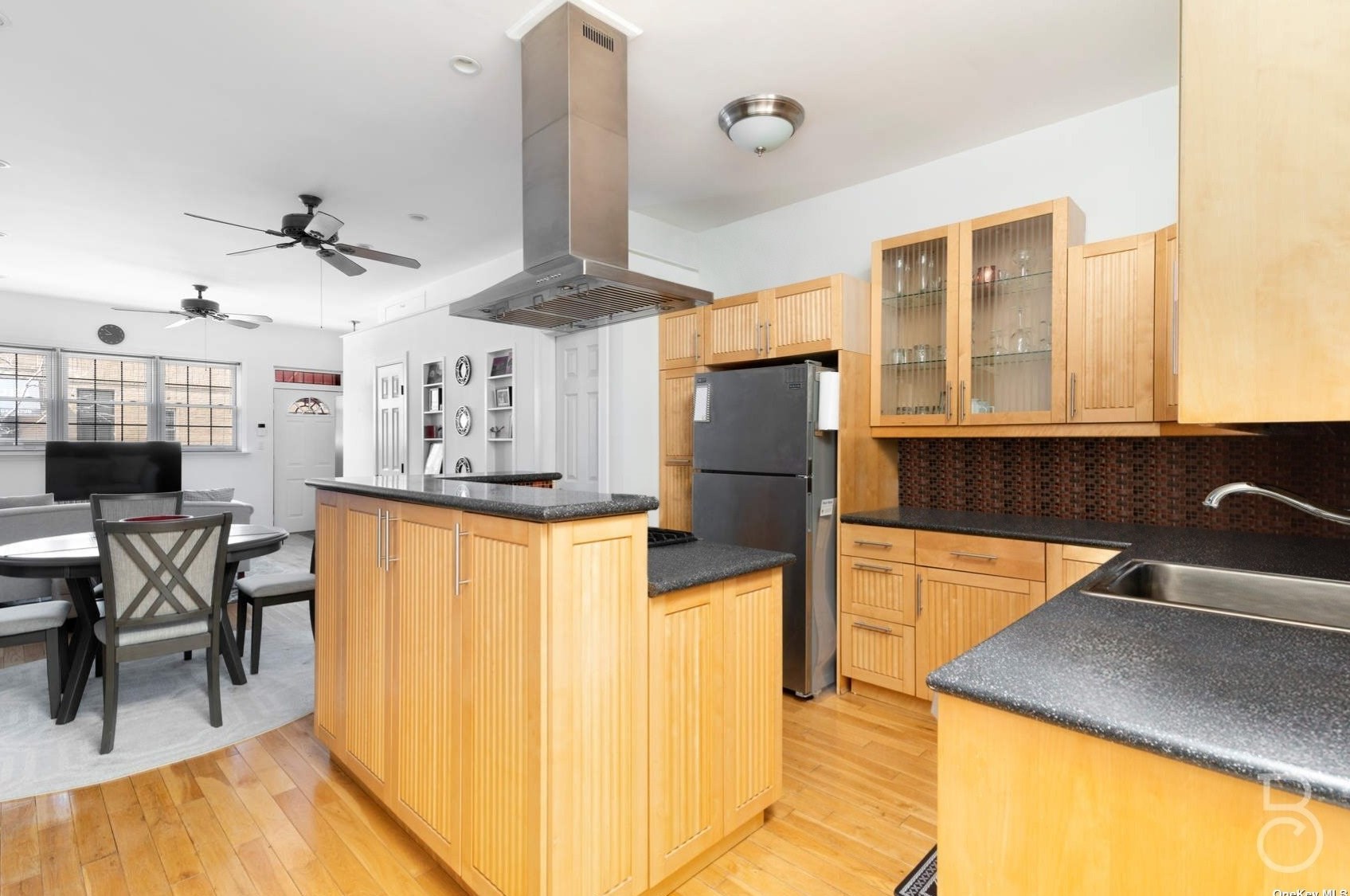 23-05 35th St, Long Island City, NY 11105