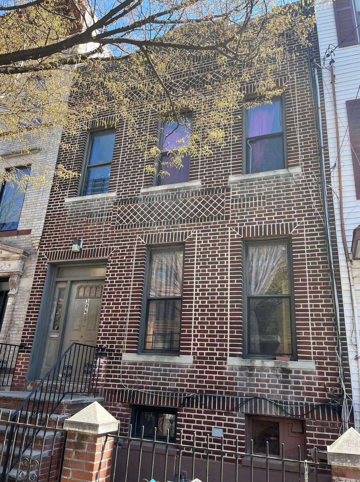 386 Bleecker St, Brooklyn, NY 11237-5302