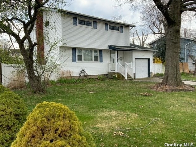 320 Whipple St, Pine Air, NY 11717-2821