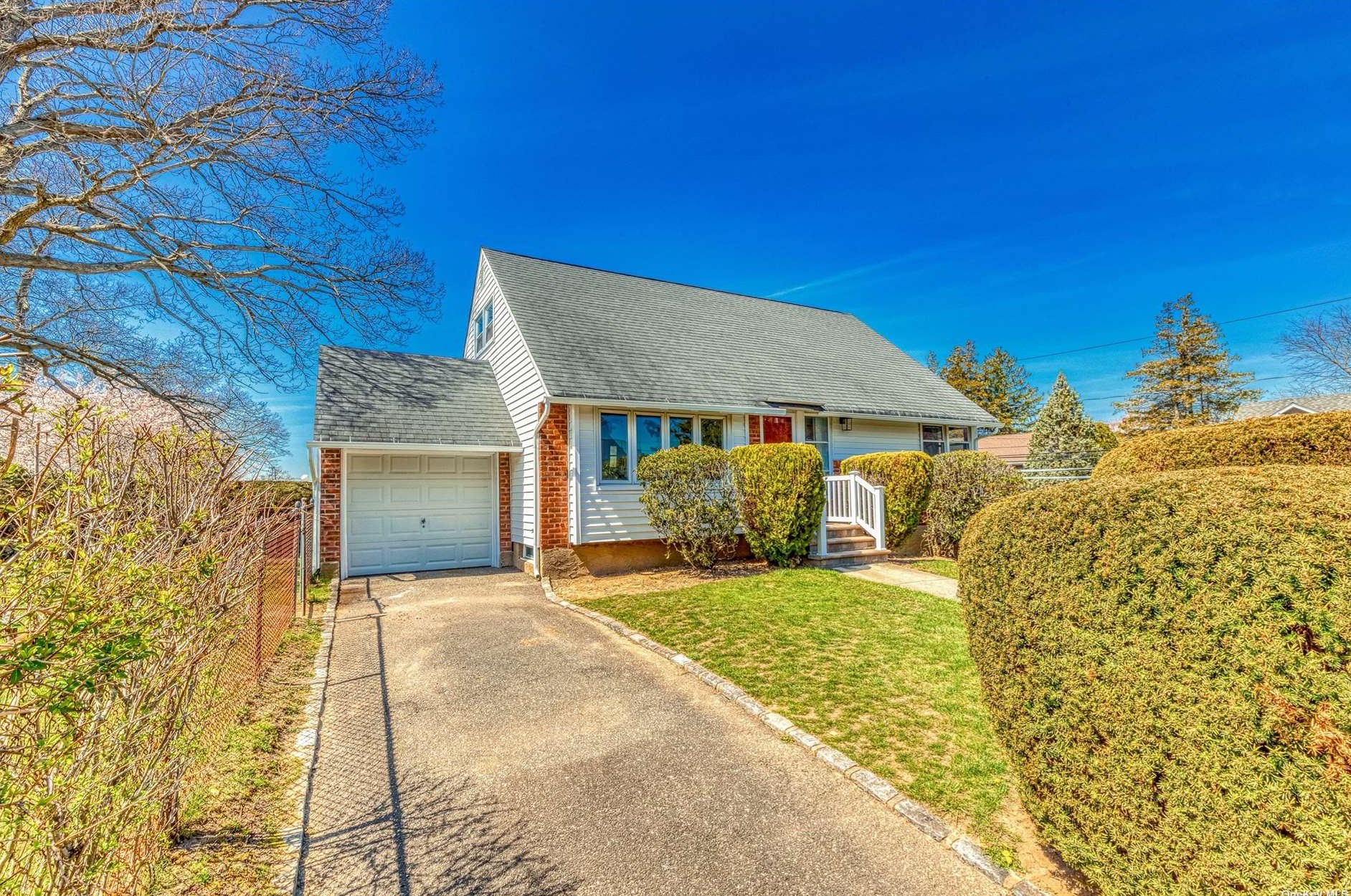 2 5th Pl, Syosset, NY 11791-3602