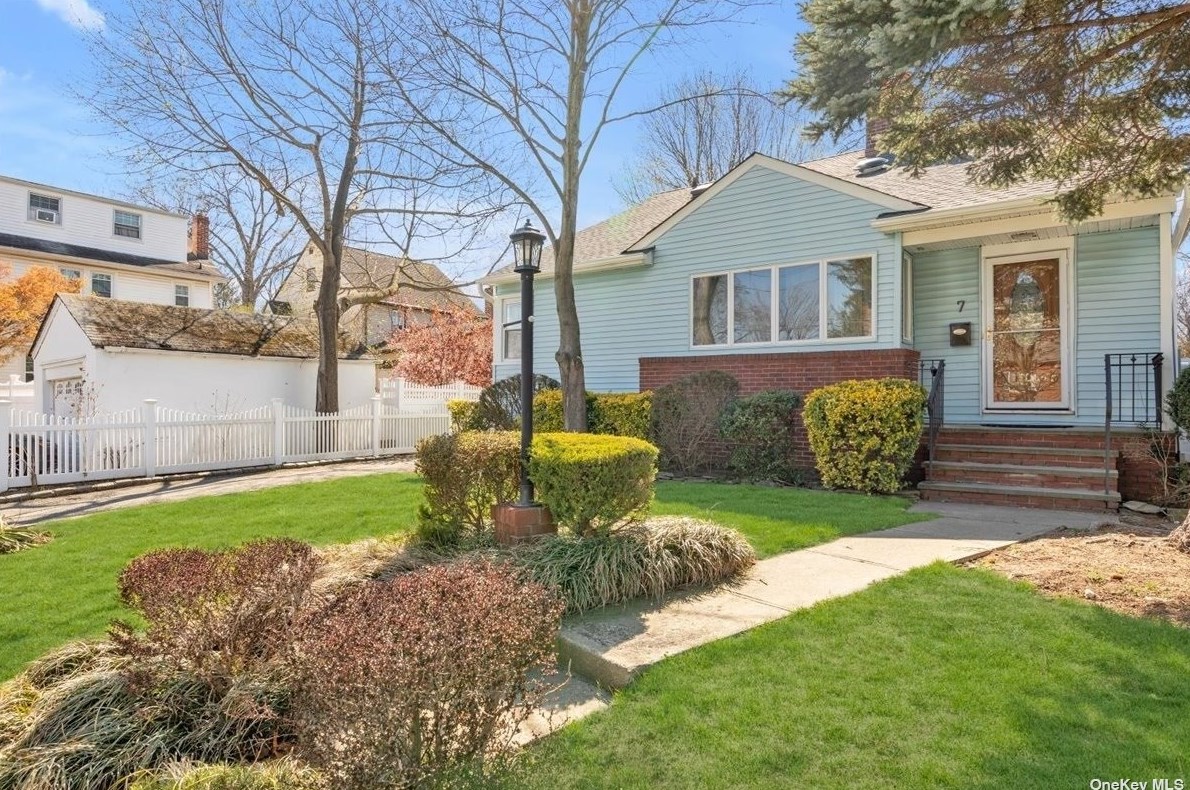 7 Kelsey Pl, Lynbrook, NY 11563-1515
