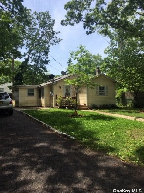 156 Moriches Ave, Manor Park, NY 11950-3825