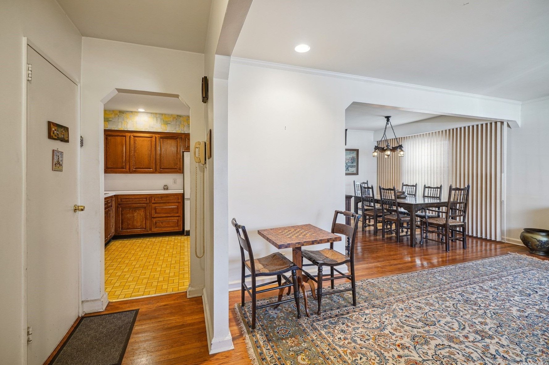 56-28 185th St, Flushing, NY 11365-1609