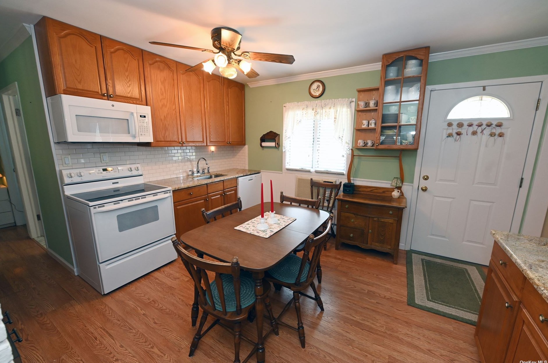 5 Solar Ln, Plainedge, NY 11756-4231