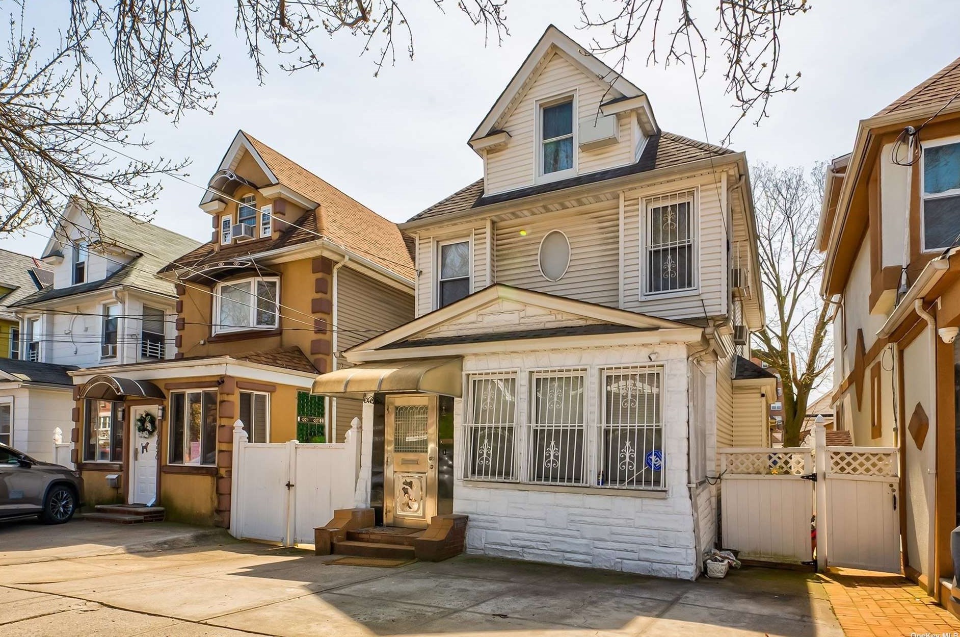 90-52 54th Ave, Flushing, NY 11370-1012