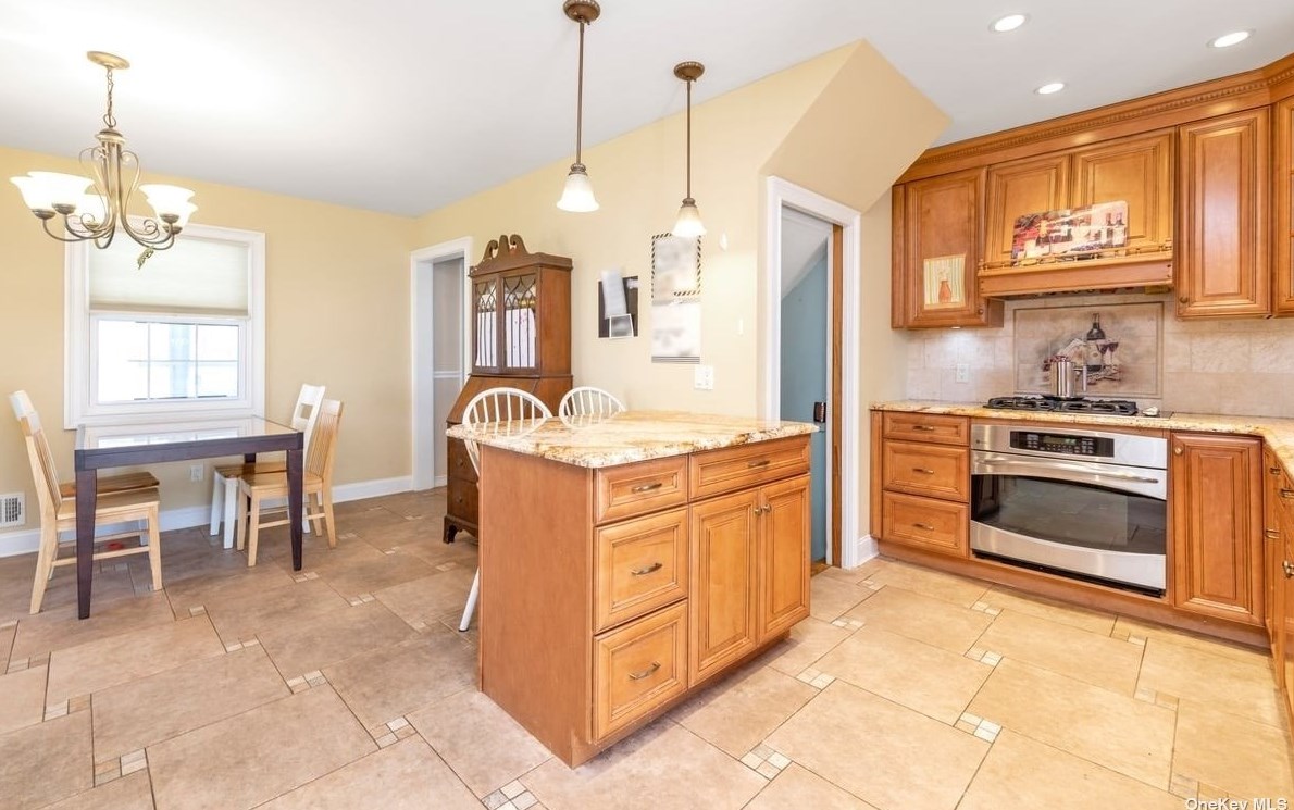 38 Roydon Dr, North Merrick, NY 11566-1423