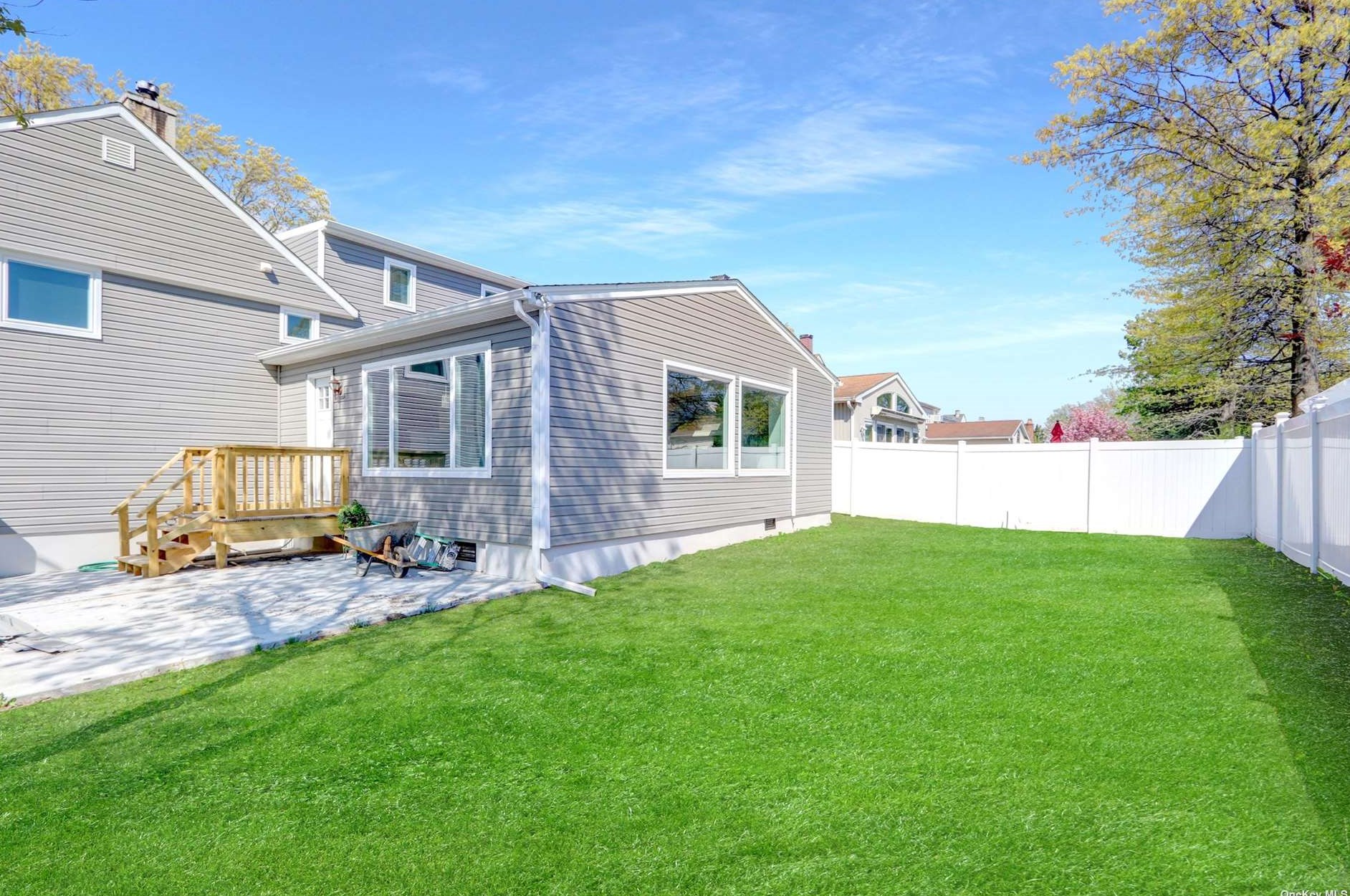 95 Henrietta Ave, Rockville Centre NY  11572-5009 exterior