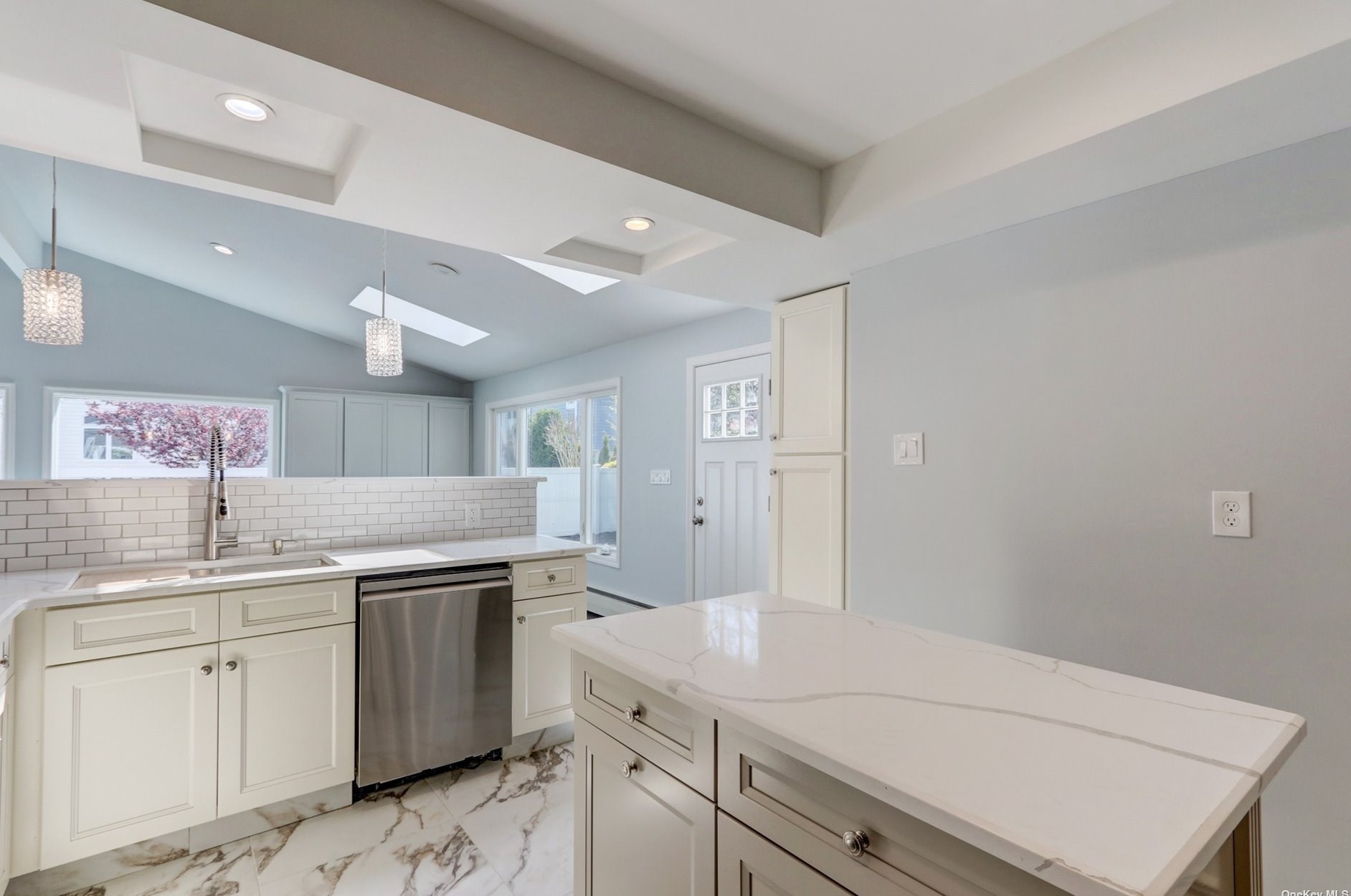 95 Henrietta Ave, Rockville Centre NY  11572-5009 exterior