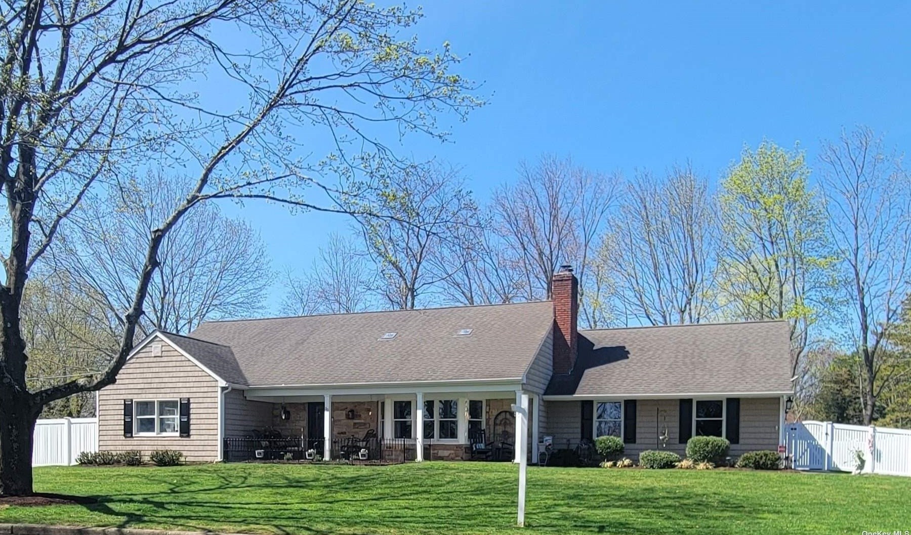 20 Hopewell Dr, Stonybrook, NY 11790-2324
