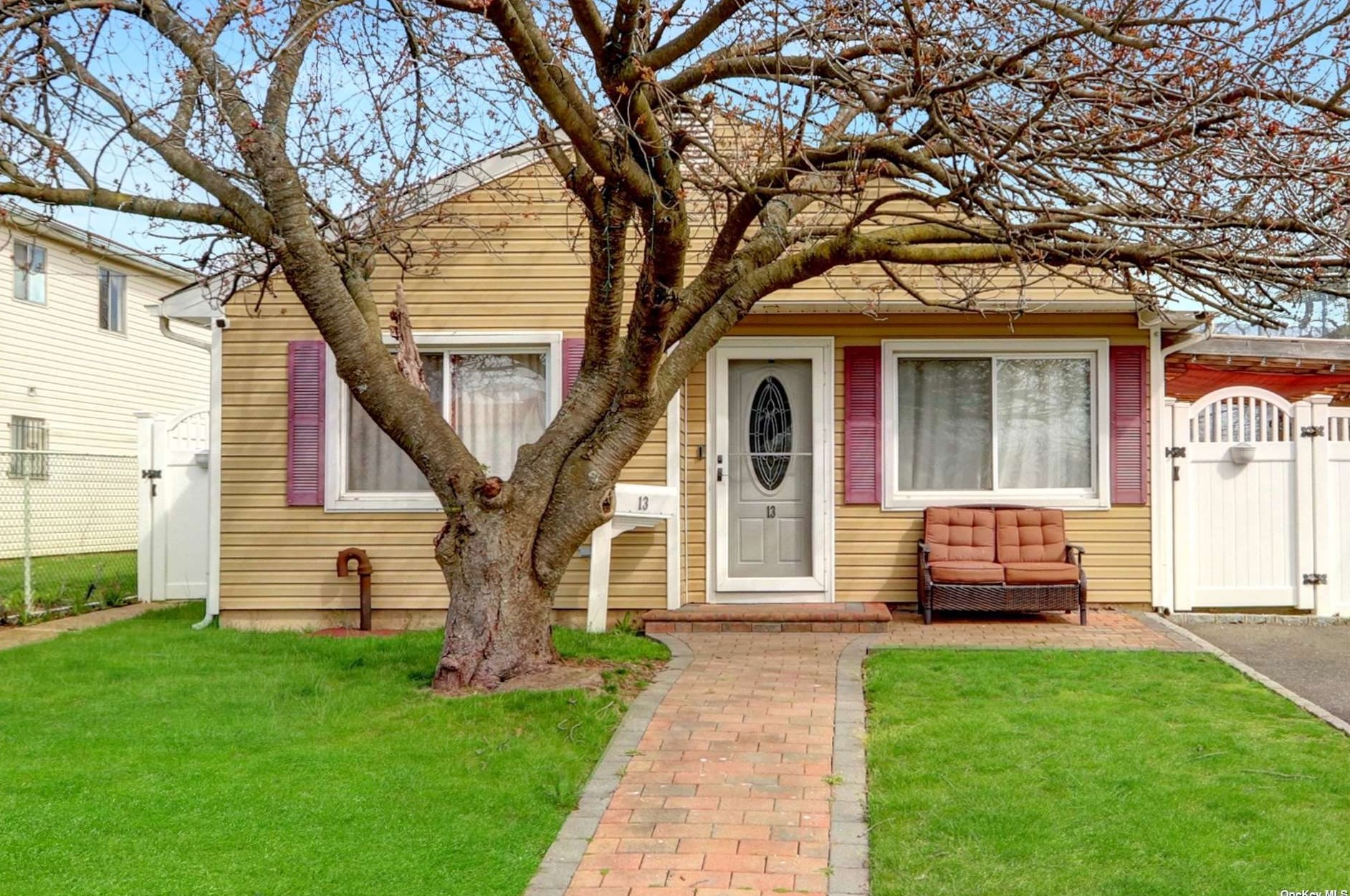 13 Best St, Freeport, NY 11520-2401