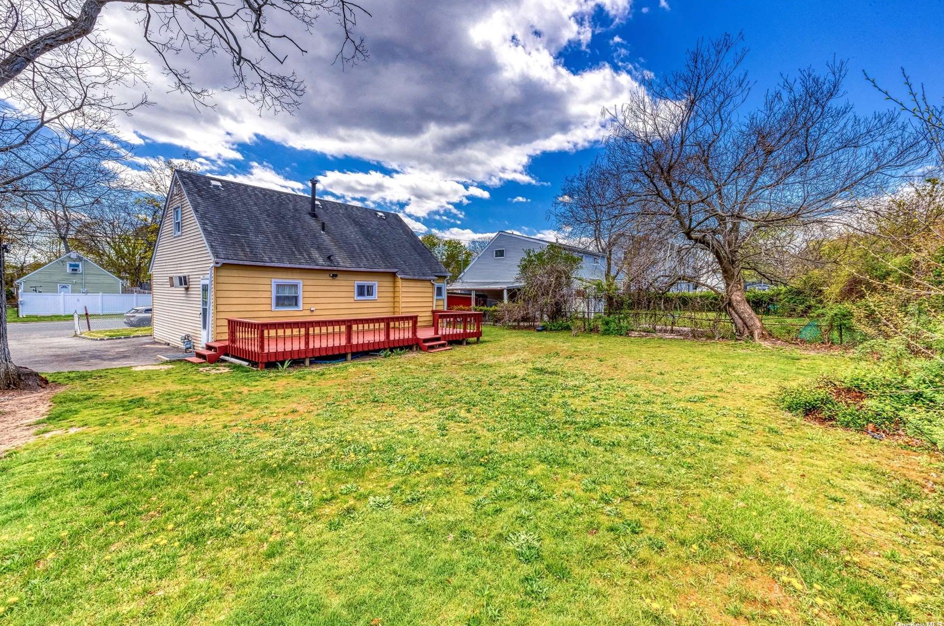 71 Parkway Blvd, Wheatley Heights, NY 11798