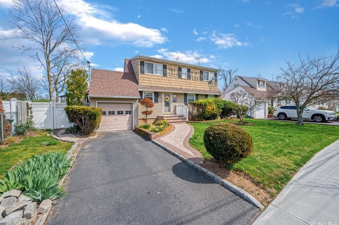 1679 Webster Ave, North Merrick, NY 11566-2666