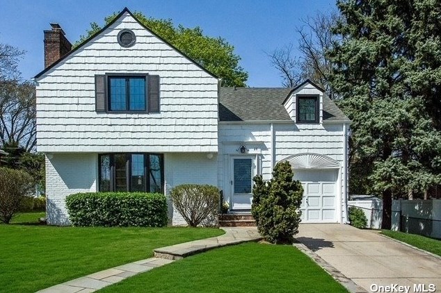 27 Normandy Ln, North Hills, NY 11030