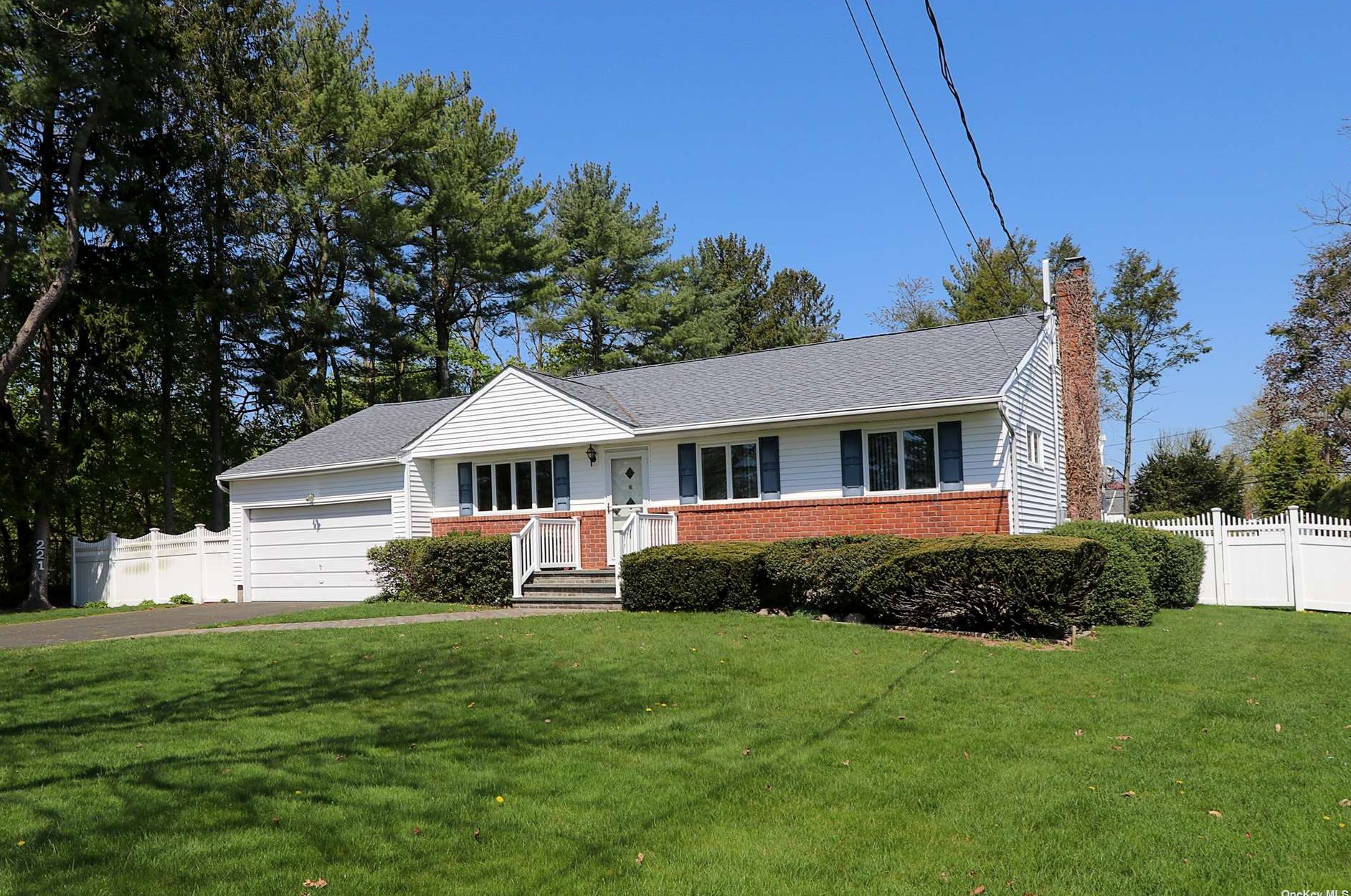 221 Burr Rd, Elwood, NY 11731