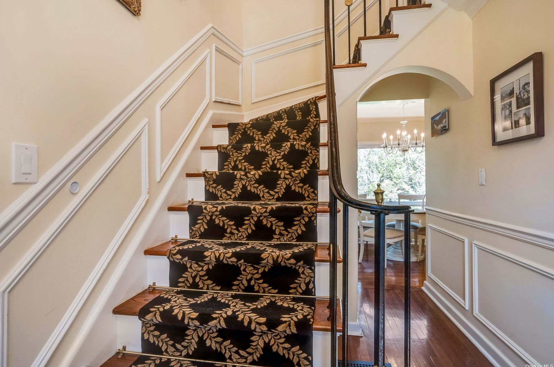 19 Flower Ln, North Hills, NY 11030