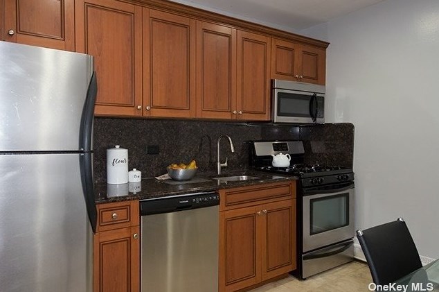 11 Friendly Ct #fc11, Babylon, NY 11702