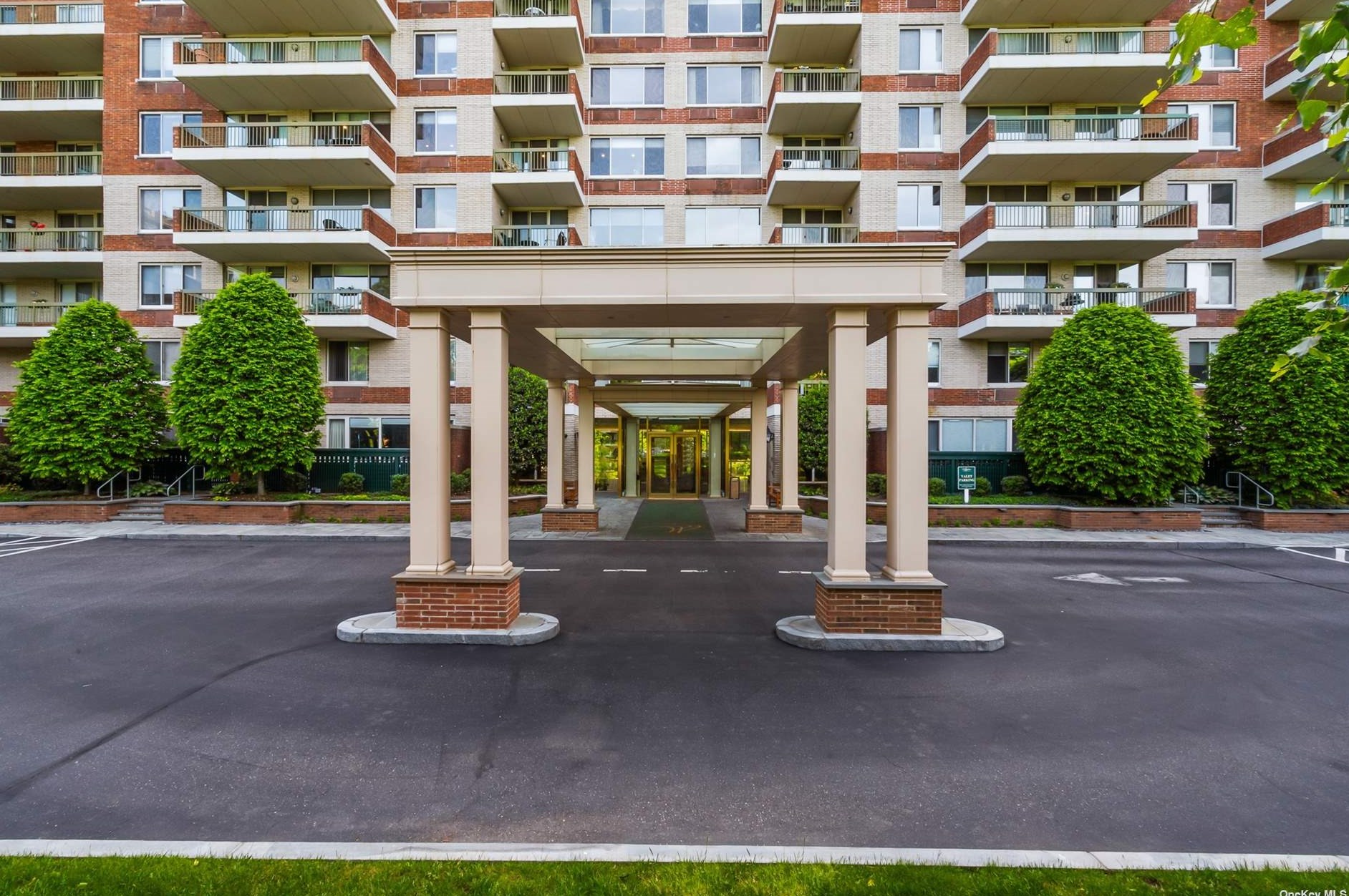 111 Cherry Valley Ave #201, Garden City, NY 11530