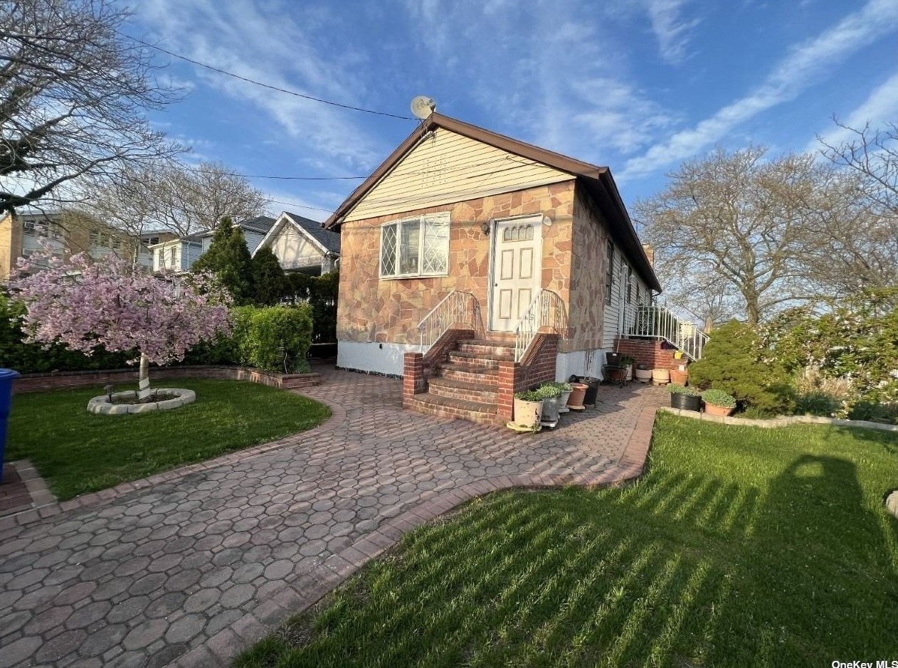 402 Beach 9th St, Far Rockaway, NY 11691