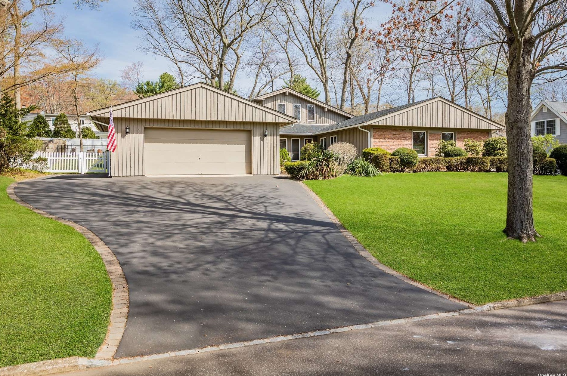 15 Saddler Ln, Stonybrook, NY 11790-3301