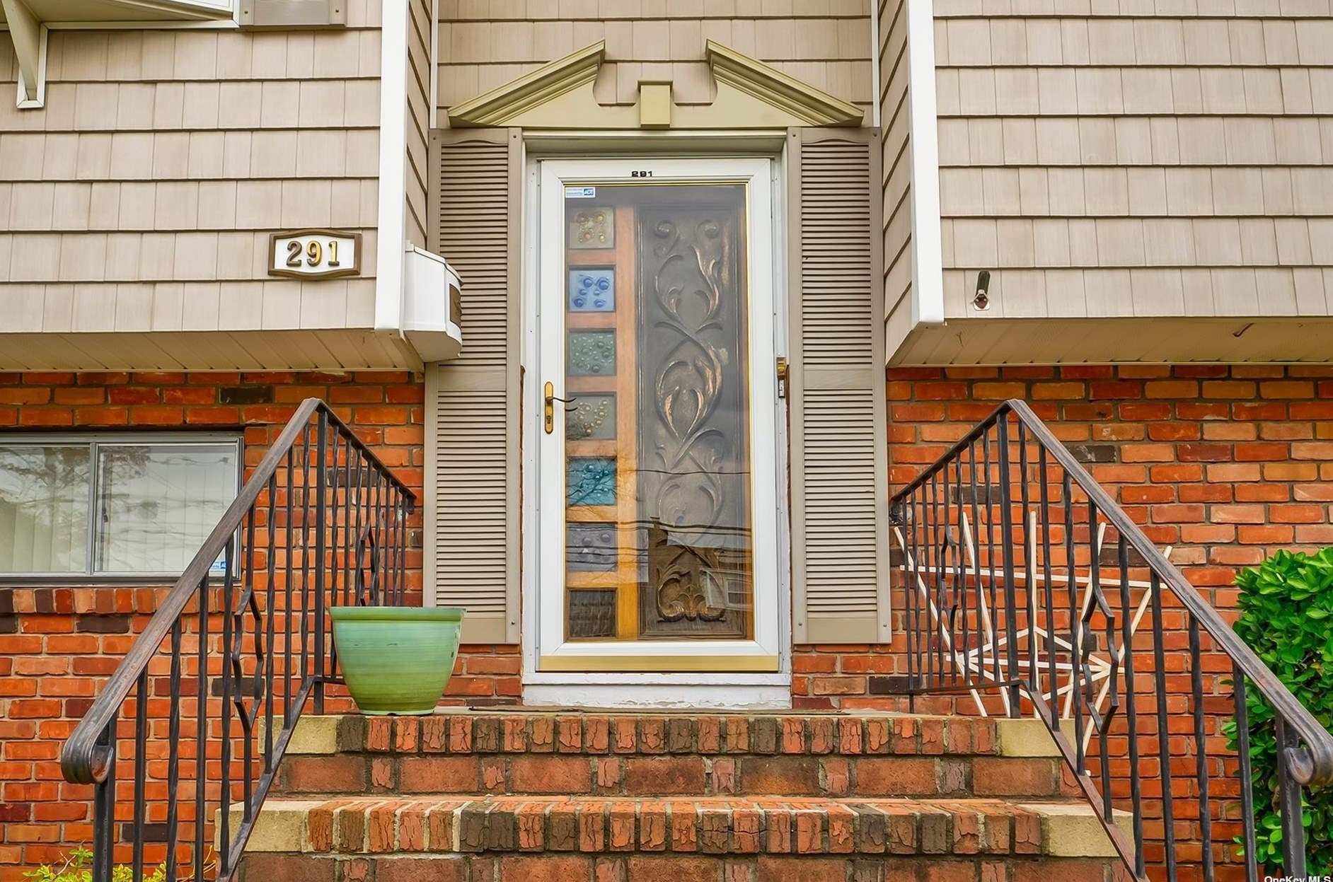 291 W Gates Ave, North Lindenhurst, NY 11757