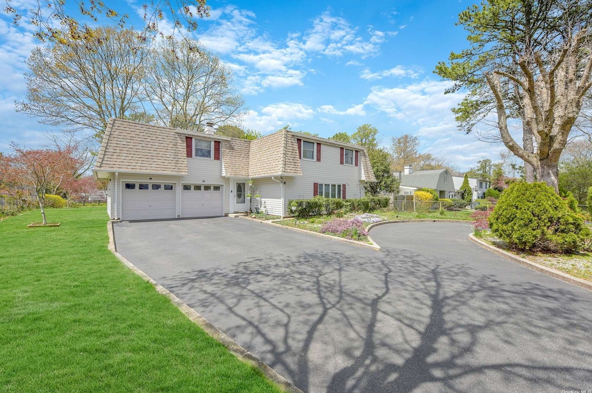 14 Matsunaye Dr, Gordon Heights, NY 11763-4113