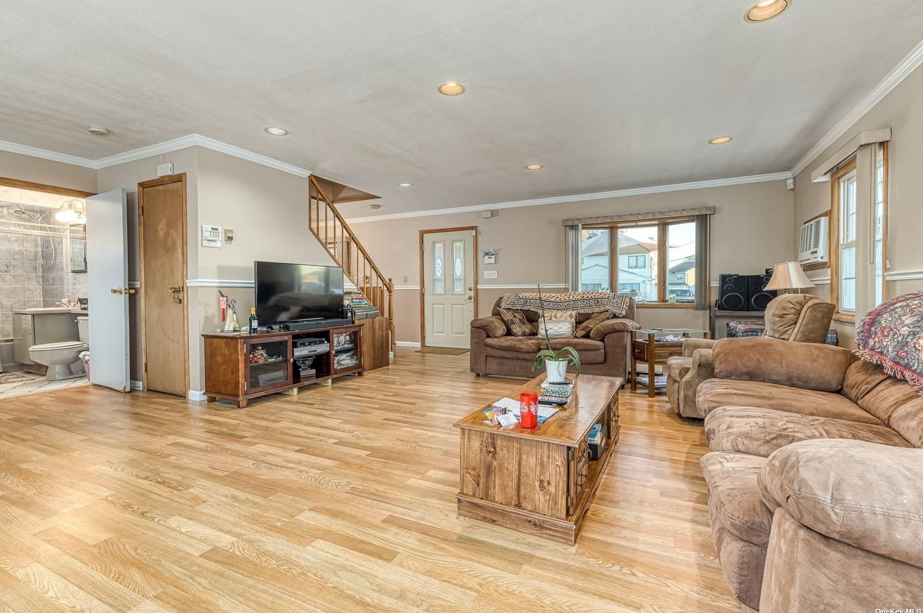 9 Circle Ln, Plainedge NY  11756-2703 exterior