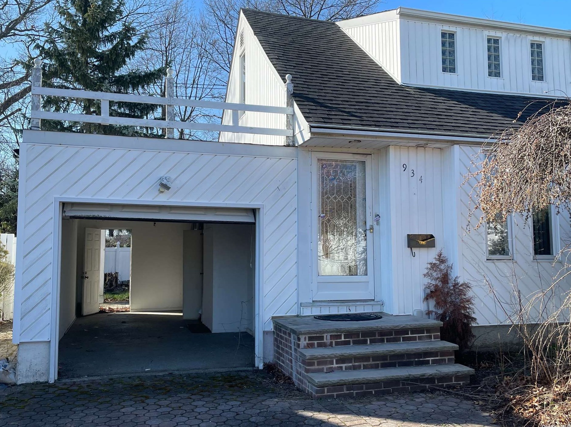 934 Southern Dr, Franklin Square, NY 11010
