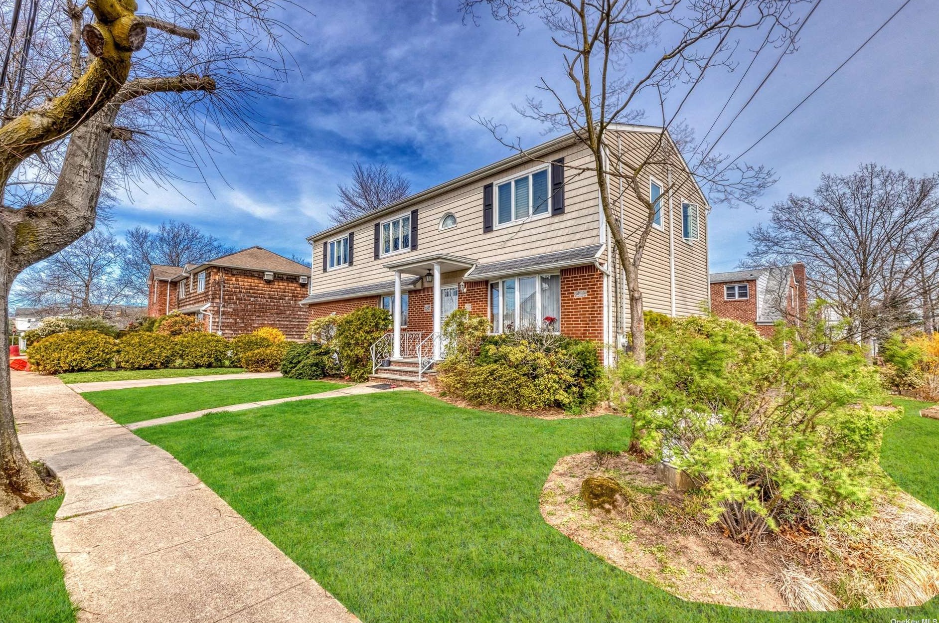 68 Crest Ave, Floral Park, NY 11003