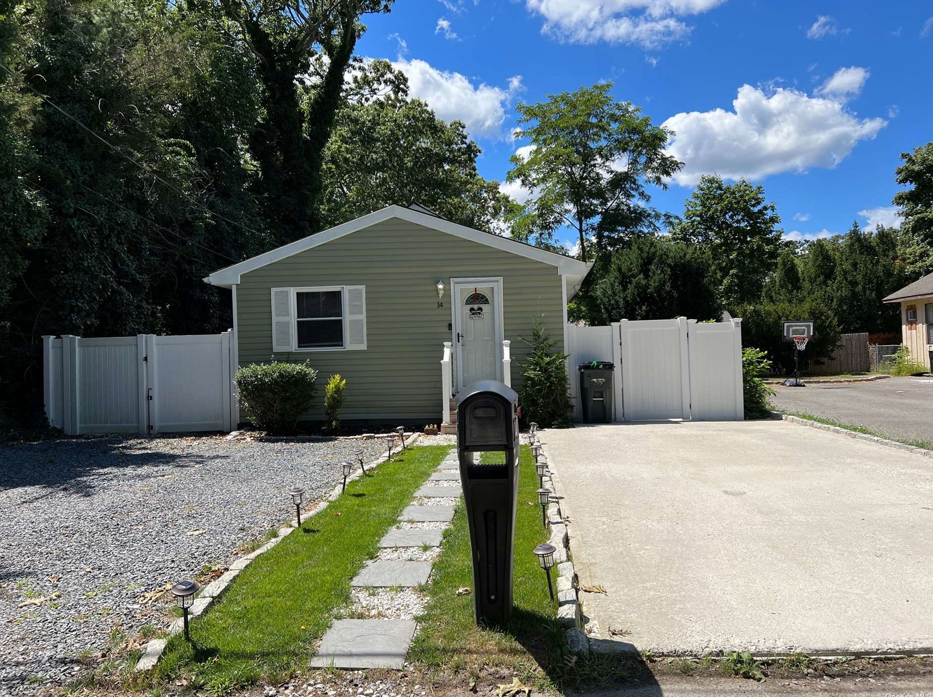 14 Montgomery Ave, Manor Park, NY 11950