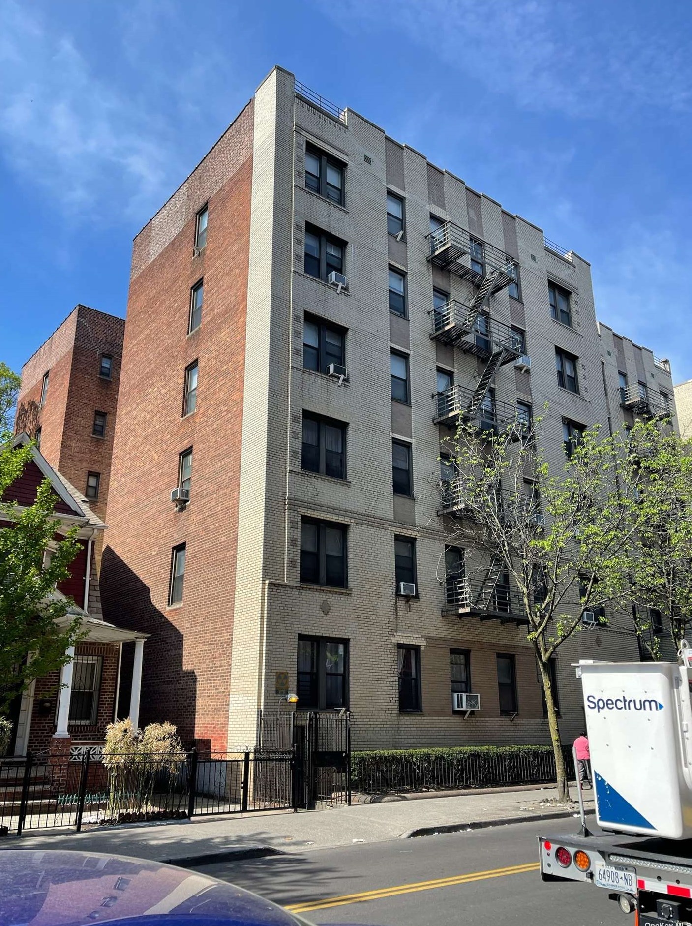 40-18 Hampton St, Flushing, NY 11373-2060
