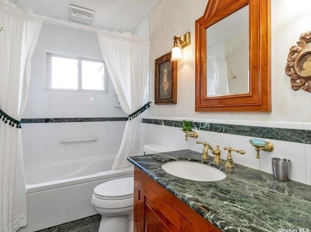 3017 Wynsum Ave, North Merrick NY  11566-5414 exterior