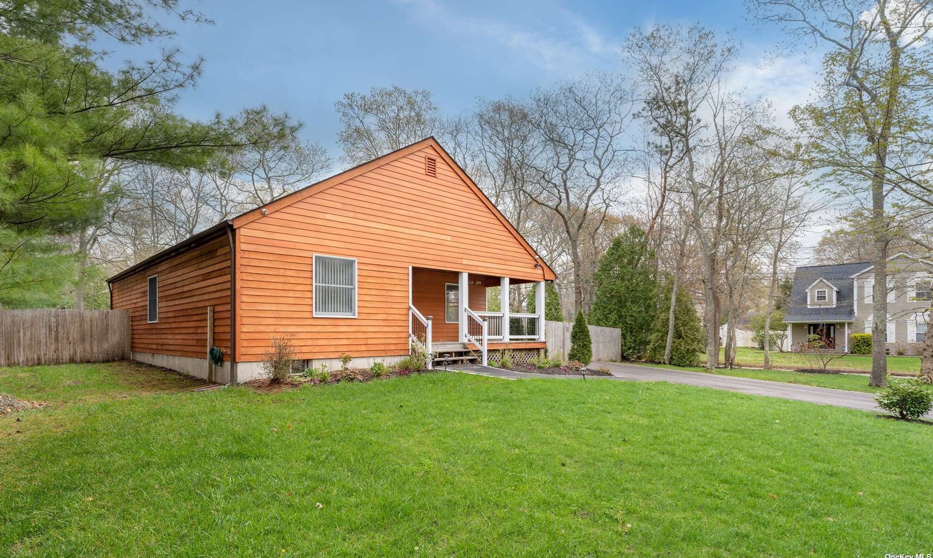 11 Oak St, Hampton Bays, NY 11946-2376