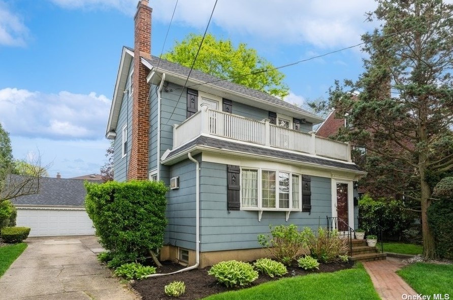 8 Poppy Pl, Floral Park, NY 11001