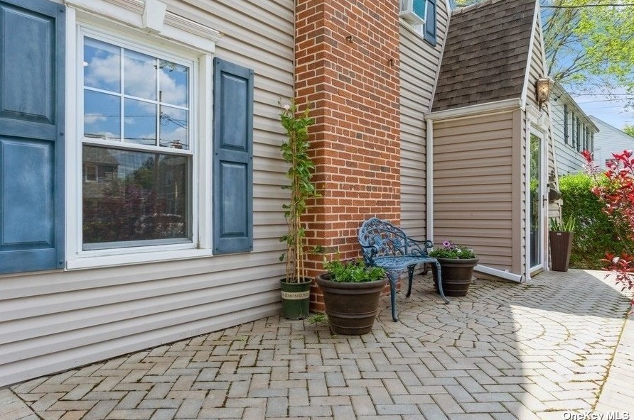 102 Argyle Rd, Garden City, NY 11530