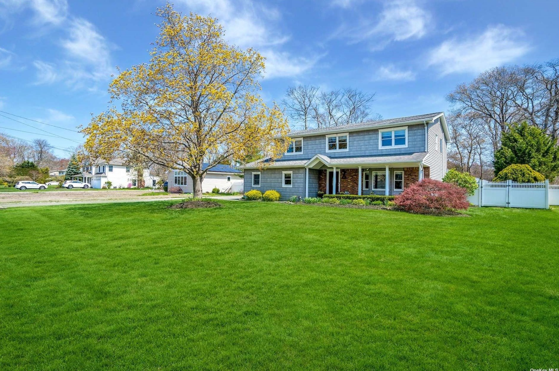 169 Edgewood Ave, Oakdale, NY 11769
