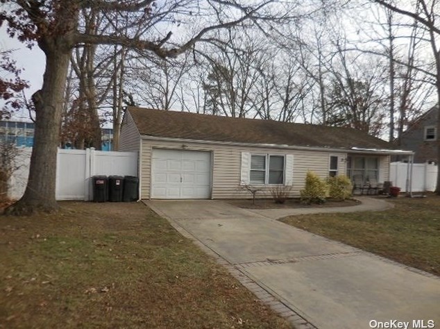31 Lurcott Ln, Central Islip, NY 11722