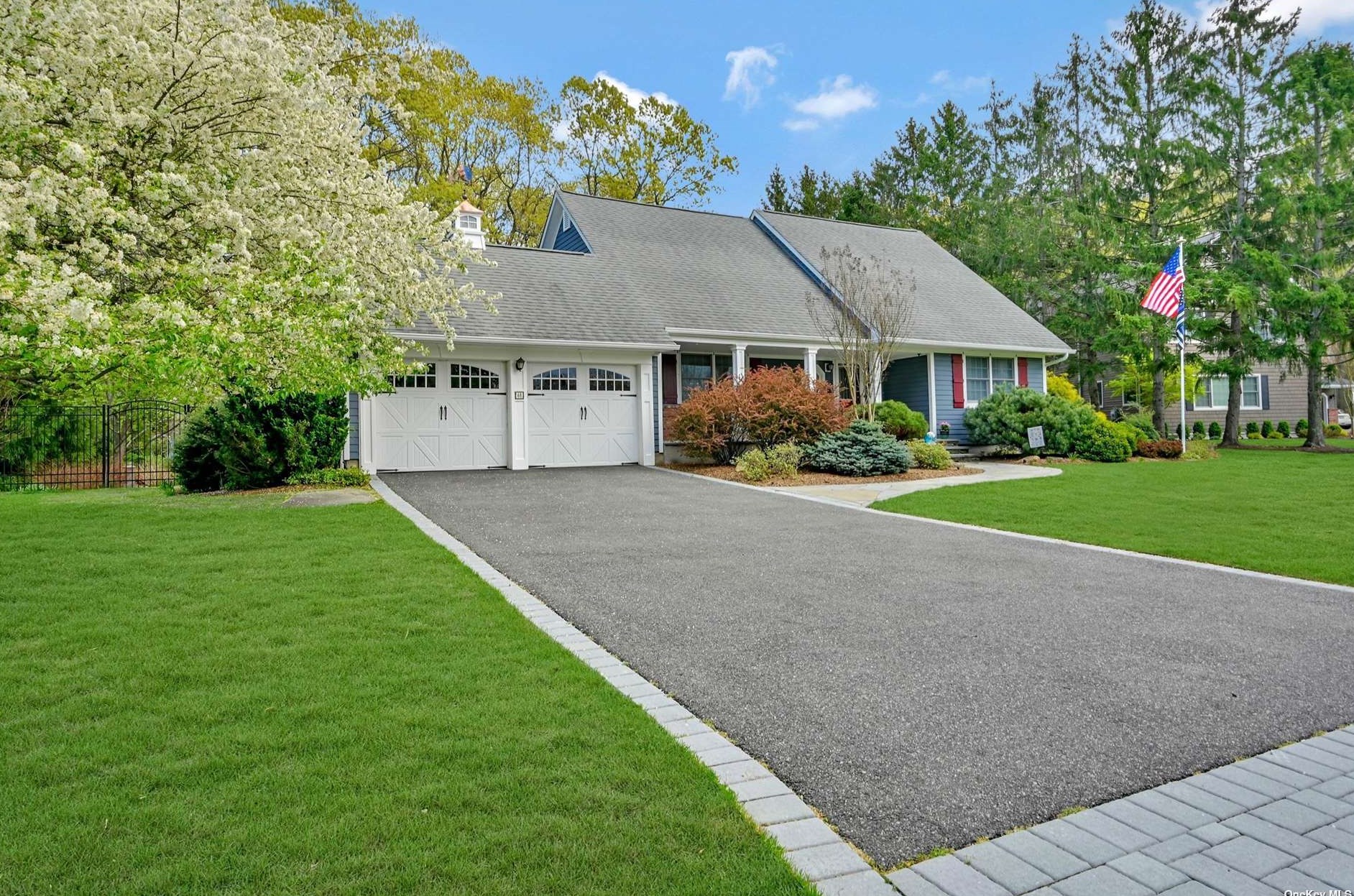 41 Robinhood Ln, Strongs Neck, NY 11733-1720