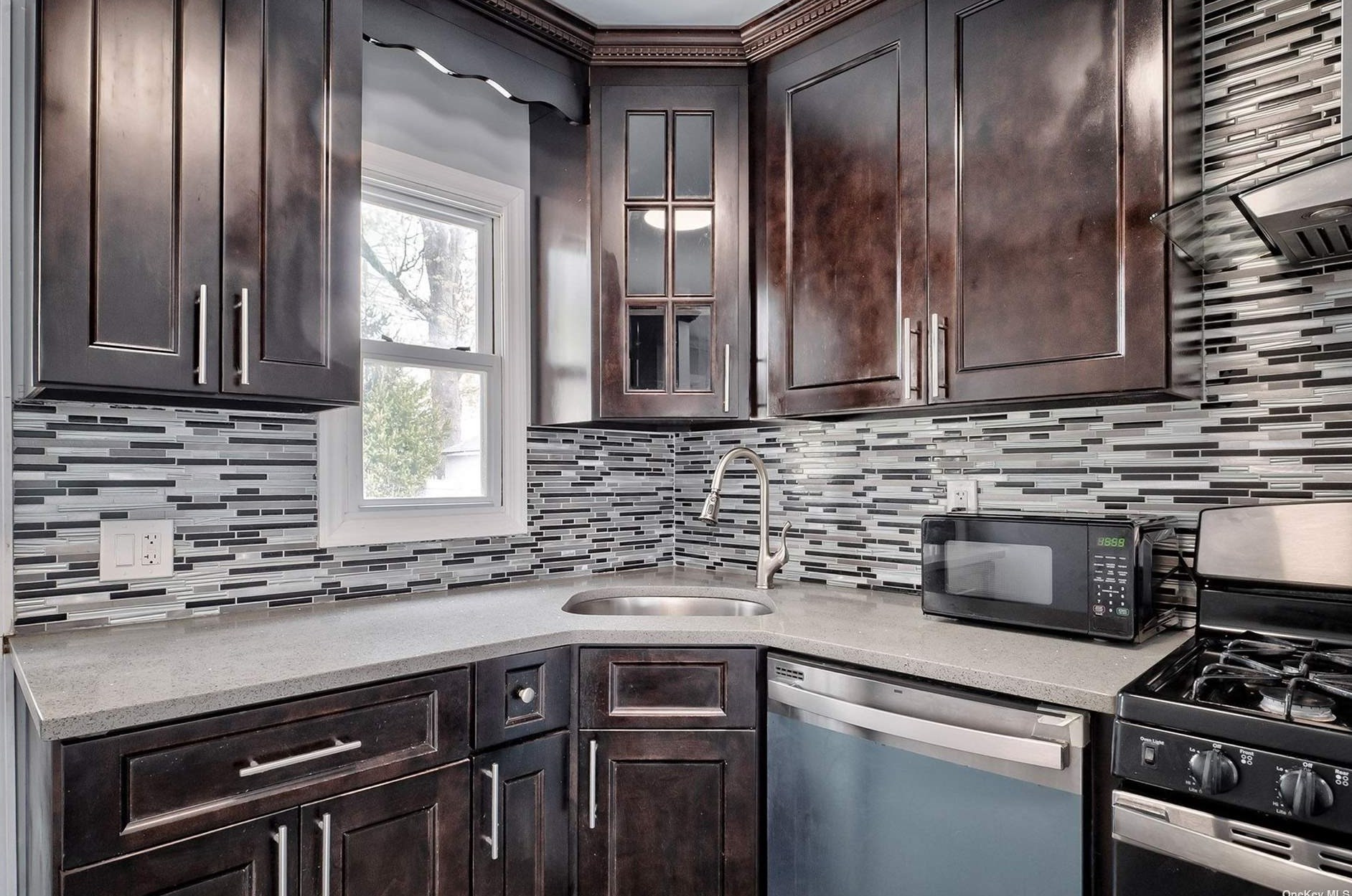 37 Arpad St, Hicksville NY  11801-2256 exterior